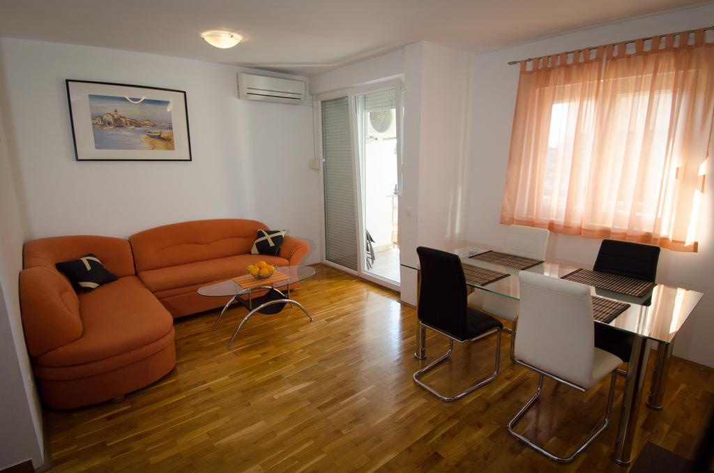 Apartments And Rooms Misic Trogir Bagian luar foto