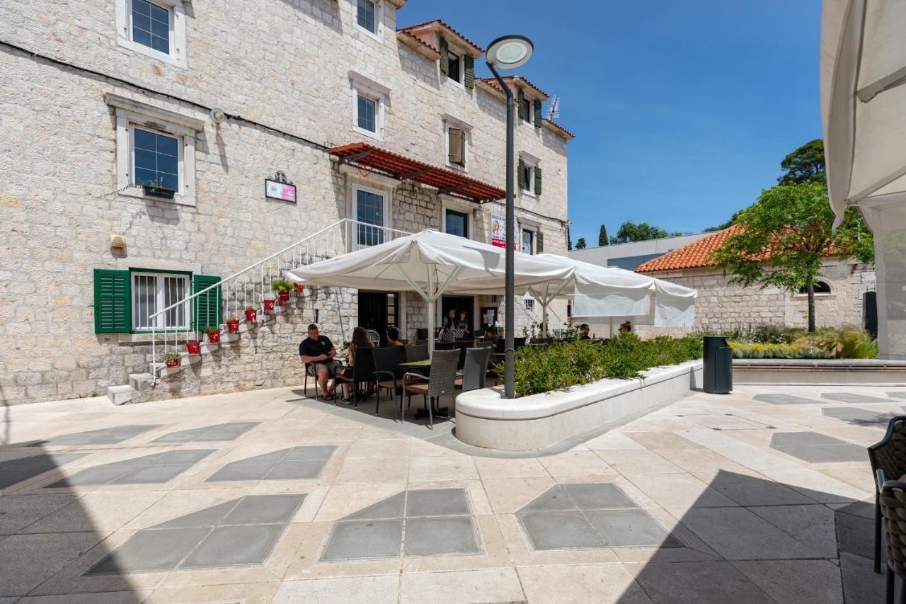 Apartments And Rooms Misic Trogir Bagian luar foto