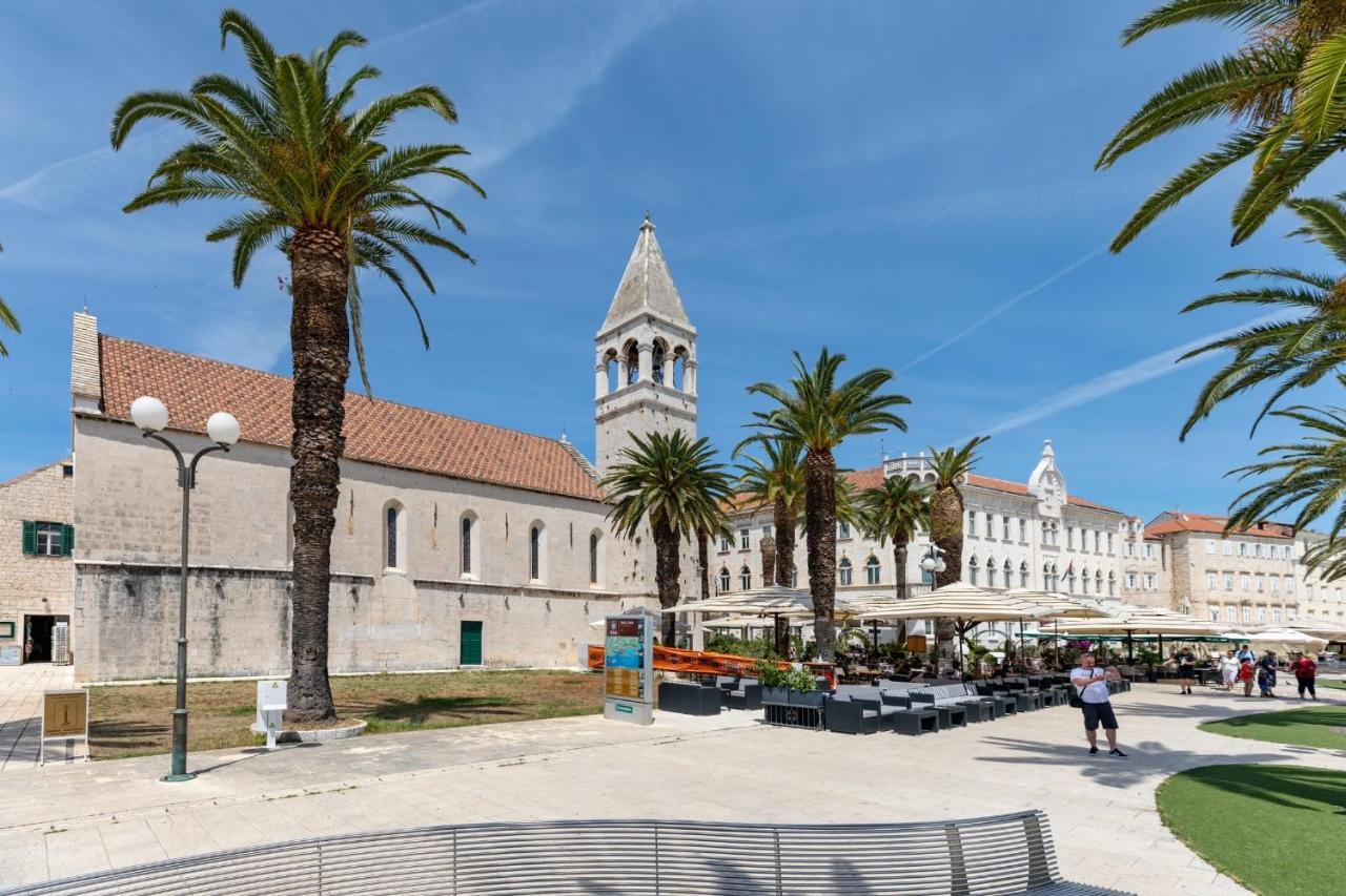 Apartments And Rooms Misic Trogir Bagian luar foto