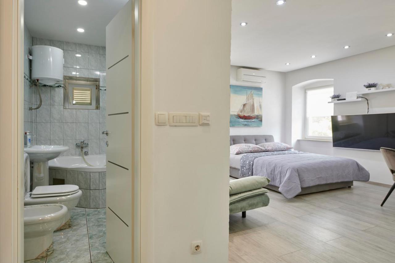 Apartments And Rooms Misic Trogir Bagian luar foto