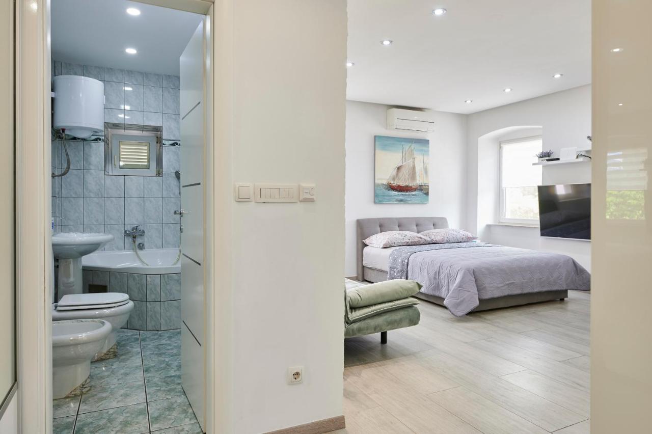 Apartments And Rooms Misic Trogir Bagian luar foto