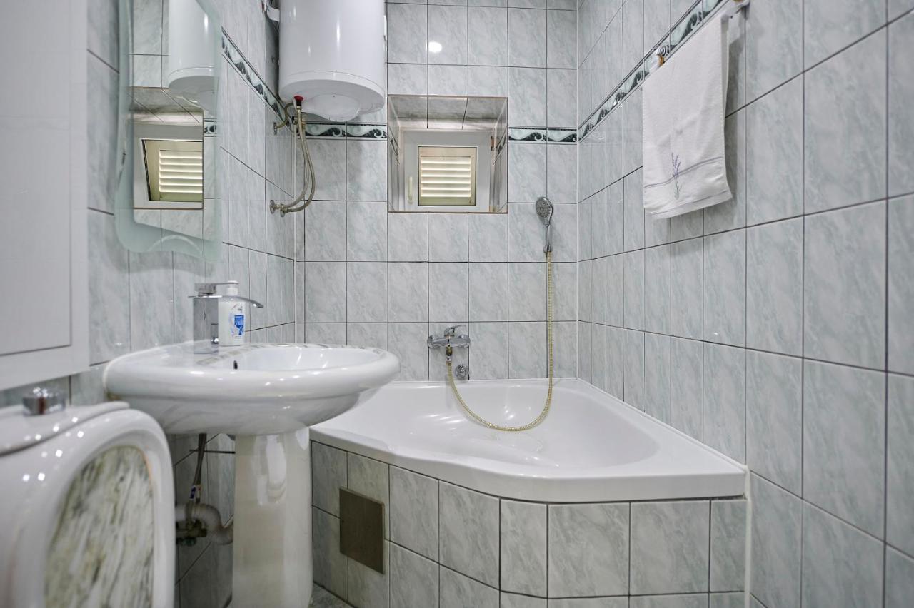 Apartments And Rooms Misic Trogir Bagian luar foto