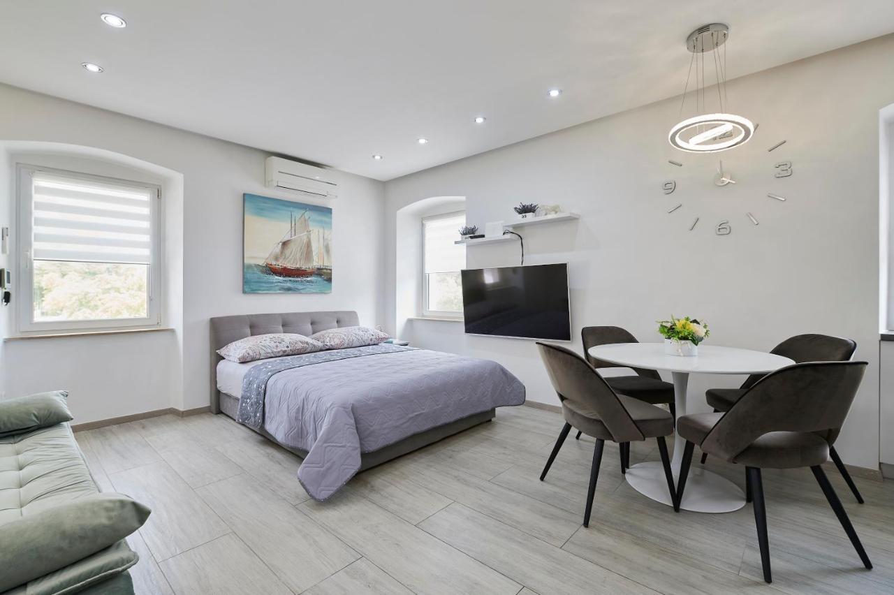 Apartments And Rooms Misic Trogir Bagian luar foto