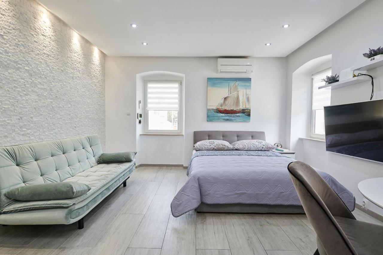 Apartments And Rooms Misic Trogir Bagian luar foto