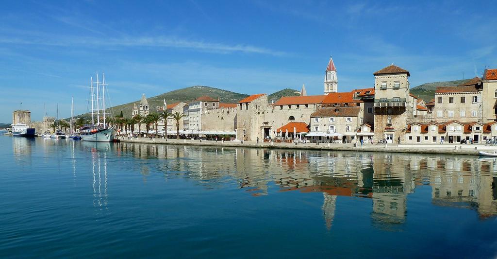 Apartments And Rooms Misic Trogir Bagian luar foto